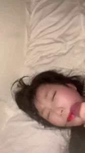 射了一脸还帮忙清理干净