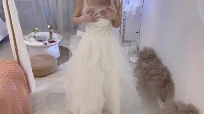 马上就要结婚的极品巨乳少妇，背着老公穿着婚纱和前男友偷情